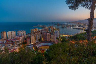 İspanya 'nın Malaga kentindeki koridor binasının günbatımı görüntüsü.