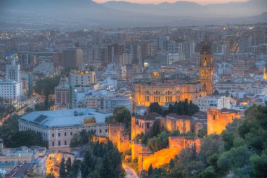 Gün batımında Malaga 'daki katedralin havadan görüntüsü.