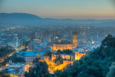 Gün batımında Malaga 'daki katedralin havadan görüntüsü.