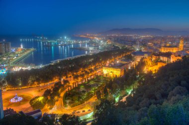 Gün batımında Malaga Limanı 'nın günbatımı görüntüsü