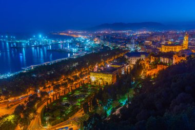 Gün batımında Malaga Limanı 'nın günbatımı görüntüsü