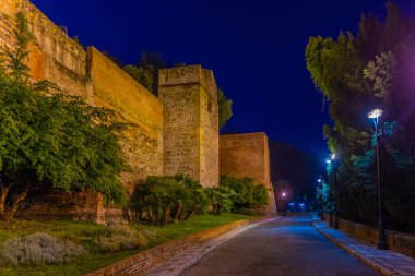Malaga 'daki alcazaba kalesinin tahkim edilişinin gün batımı manzarası