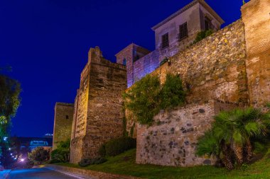 Malaga 'daki alcazaba kalesinin tahkim edilişinin gün batımı manzarası