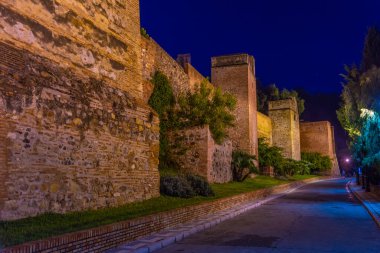 Malaga 'daki alcazaba kalesinin tahkim edilişinin gün batımı manzarası