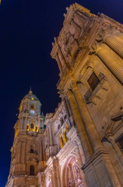 Malaga 'daki enkarnasyon katedralinin gece görüşü.