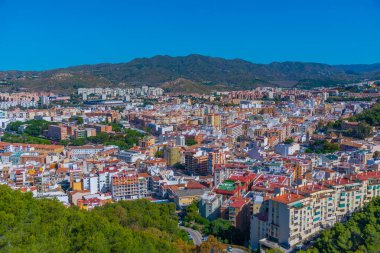 İspanyol şehri Malaga 'nın havadan görünüşü ve eski kasabanın çatıları ve komşu yerleşim bölgesi