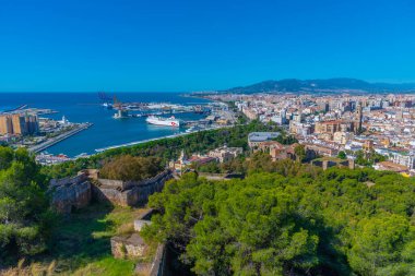 Gibralfaro Kalesi 'nden çekilen Malaga hava görüntüsü. Gün batımında Malaga Limanı, Alcazaba Kalesi ve Malaga Katedrali de dahil.