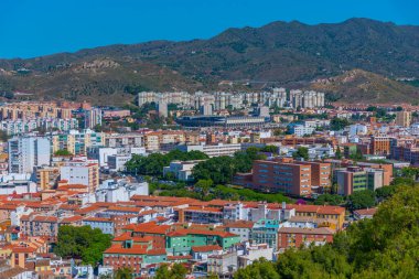 İspanyol şehri Malaga 'nın havadan görünüşü ve eski kasabanın çatıları ve komşu yerleşim bölgesi