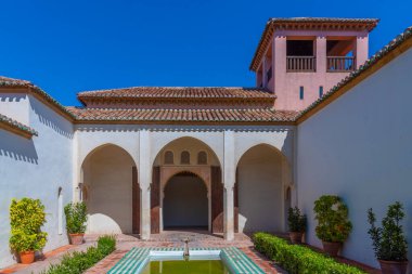 Malaga 'daki Alcazaba kalesinin avlularından birinin manzarası