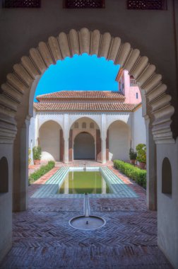 Malaga 'daki Alcazaba kalesinin avlularından birinin manzarası