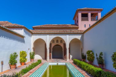 Malaga 'daki Alcazaba kalesinin avlularından birinin manzarası