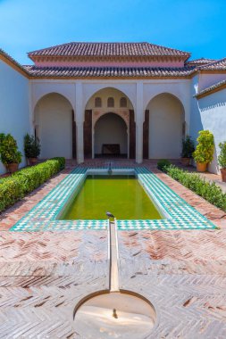 Malaga 'daki Alcazaba kalesinin avlularından birinin manzarası