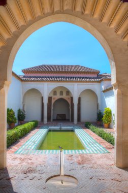 Malaga 'daki Alcazaba kalesinin avlularından birinin manzarası