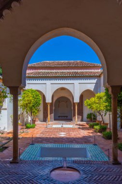 Malaga 'daki Alcazaba kalesinin avlularından birinin manzarası