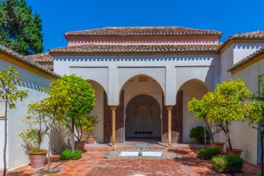 Malaga 'daki Alcazaba kalesinin avlularından birinin manzarası