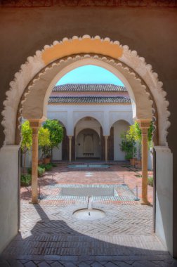 Malaga 'daki Alcazaba kalesinin avlularından birinin manzarası