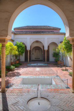 Malaga 'daki Alcazaba kalesinin avlularından birinin manzarası