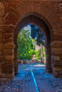 Malaga 'daki alcazaba kalesinin ana kapısının manzarası.