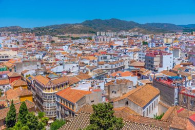 İspanyol şehri Malaga 'nın hava manzarası ve eski şehrin çatıları.