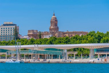 Malaga, İspanya 'da arka planda katedrali olan küçük bir yat.
