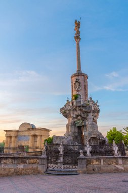 Puerta del Puente kapısı ve Cordoba, İspanya 'daki San Rafael de La Puerta sütunu.