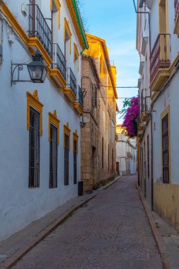 İspanya 'nın eski Cordoba şehrindeki Beyazyıkanmış cadde