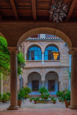 İspanya 'nın Cordoba şehrinde geleneksel avlu manzarası