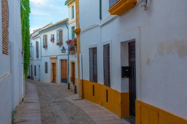 İspanya 'nın eski Cordoba şehrindeki Beyazyıkanmış cadde