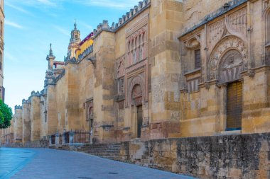 İspanya 'nın Cordoba şehrindeki La Mezquita katedralinin yanındaki caddede.
