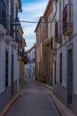 İspanya 'nın eski Cordoba şehrindeki Beyazyıkanmış cadde