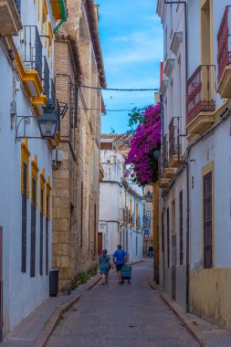 İspanya 'nın eski Cordoba şehrindeki Beyazyıkanmış cadde
