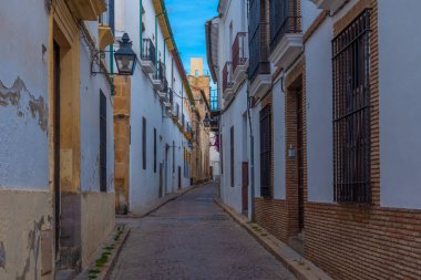 İspanya 'nın eski Cordoba şehrindeki Beyazyıkanmış cadde