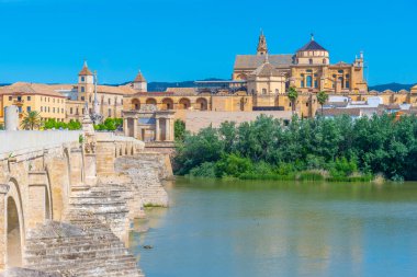 İspanya 'nın Cordoba şehrindeki eski Roma köprüsünde ufukta La mezquita katedrali var.