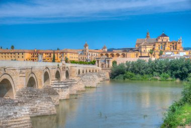 İspanya 'nın Cordoba şehrindeki eski Roma köprüsünde ufukta La mezquita katedrali var.
