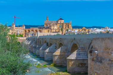 İspanya 'nın Cordoba şehrindeki eski Roma köprüsünde ufukta La mezquita katedrali var.