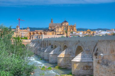 İspanya 'nın Cordoba şehrindeki eski Roma köprüsünde ufukta La mezquita katedrali var.