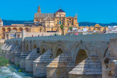 İspanya 'nın Cordoba şehrindeki eski Roma köprüsünde ufukta La mezquita katedrali var.