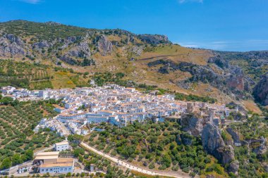 İspanya 'daki Zuheros köyünün havadan görünüşü