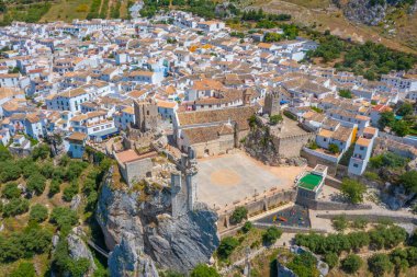 İspanya 'daki Zuheros köyünün havadan görünüşü