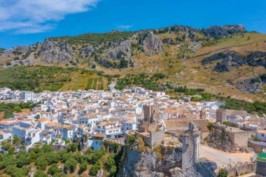 İspanya 'daki Zuheros köyünün havadan görünüşü