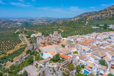 İspanya 'daki Zuheros köyünün havadan görünüşü