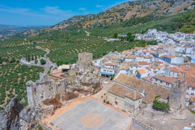 İspanya 'daki Zuheros köyünün havadan görünüşü