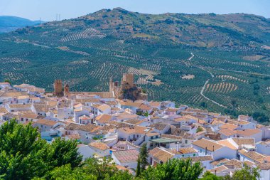 İspanya 'daki Zuheros köyünün havadan görünüşü