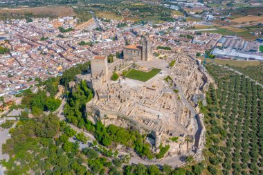 İspanya 'nın Alcala la Real kasabasındaki Fortaleza de la Mota' nın hava manzarası