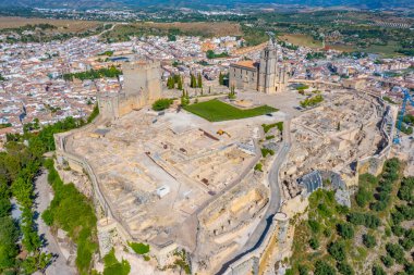 İspanya 'nın Alcala la Real kasabasındaki Fortaleza de la Mota' nın hava manzarası