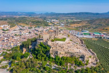 İspanya 'nın Alcala la Real kasabasındaki Fortaleza de la Mota' nın hava manzarası