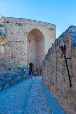 İspanya 'nın Alcala la Real kasabasındaki Fortaleza de la Mota' ya açılan kapı.