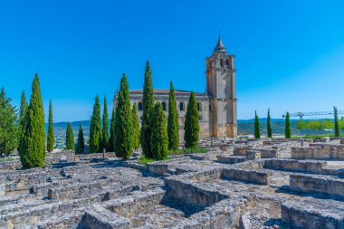 İspanya, Alcala la Real 'deki Fortaleza de la Mota kalesindeki Belediye Başkanı manastırı kilisesi.