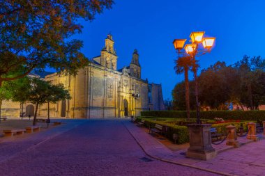 İspanya, Ubeda 'daki Santa Maria de los Reales Alcazares Bazilikası' nın gün batımı manzarası