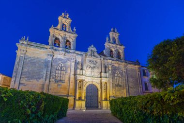 İspanya, Ubeda 'daki Santa Maria de los Reales Alcazares Bazilikası' nın gün batımı manzarası